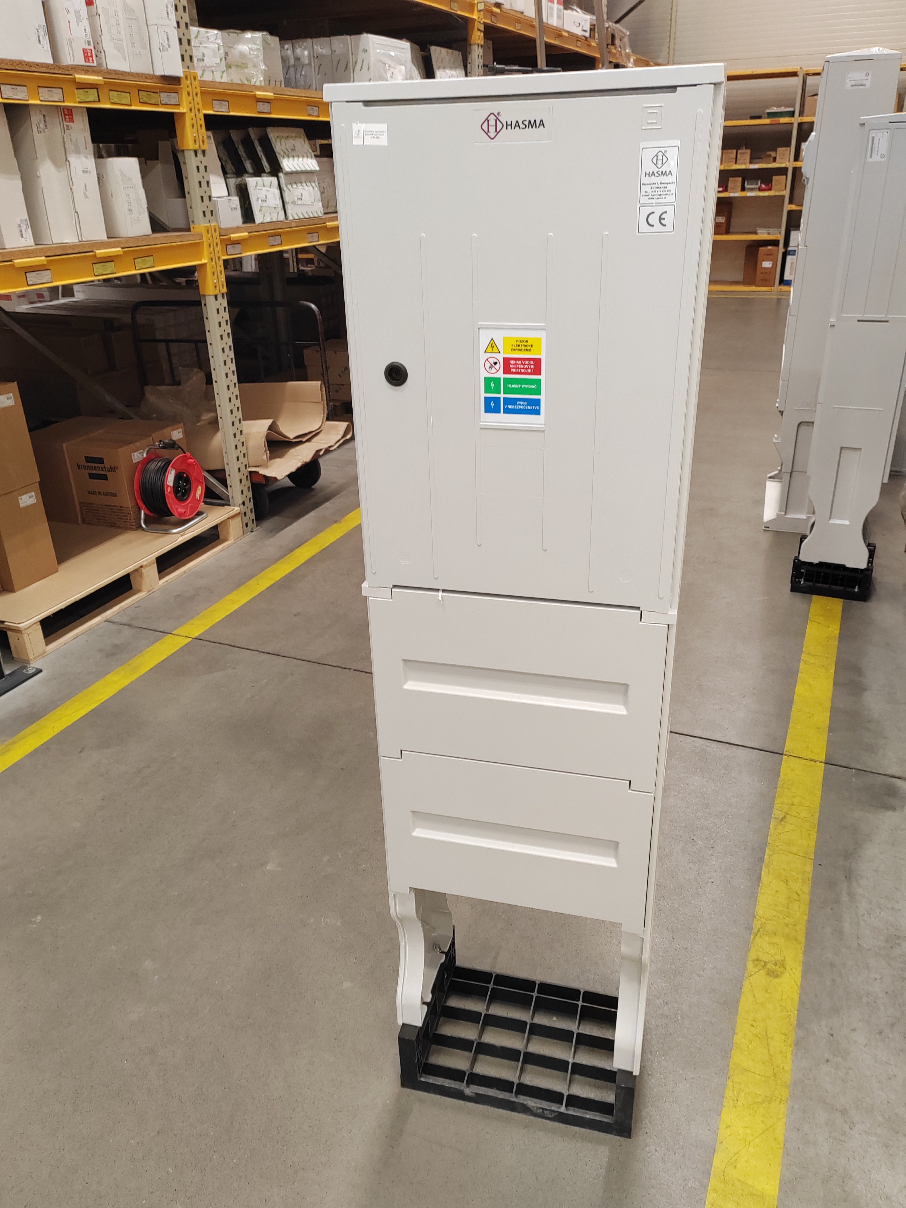 Rozvádzač RE 1.0 FE L xxA P0, P2 FVE (do 63A) 25/25mm2, 3F, 2T s pilierom, zemným dielom a strieškou (UV lak) POZOR použitie len pre ZSE/VSE (153x40x25cm)